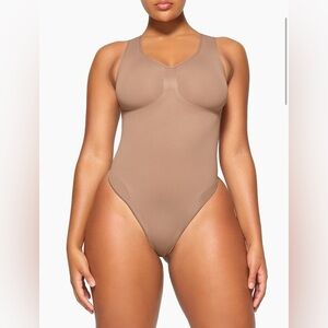 *NWT* SKIMS Seamless Sculpt Scoopneck Thong Bodysuit in Sienna